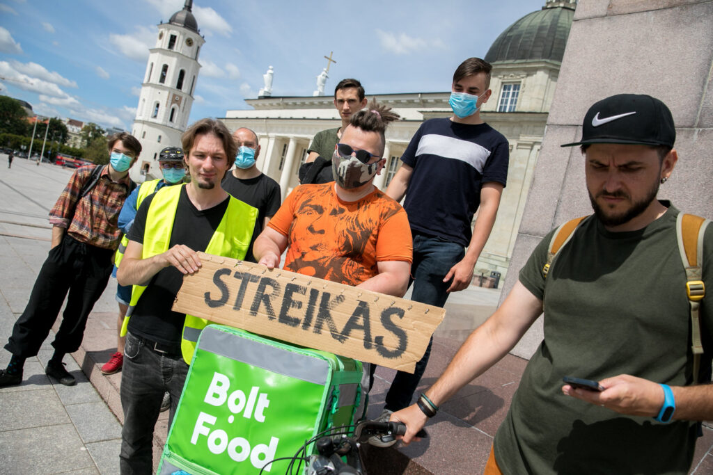 Grupelė streikuojančių Bolt Food kurjerių